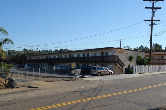 Primrose Avenue Apartments in Vista, CA - Foto de edificio - Building Photo