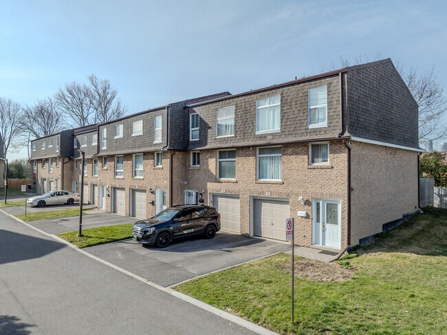 602-626 Rathburn Rd E in Mississauga, ON - Building Photo - Building Photo