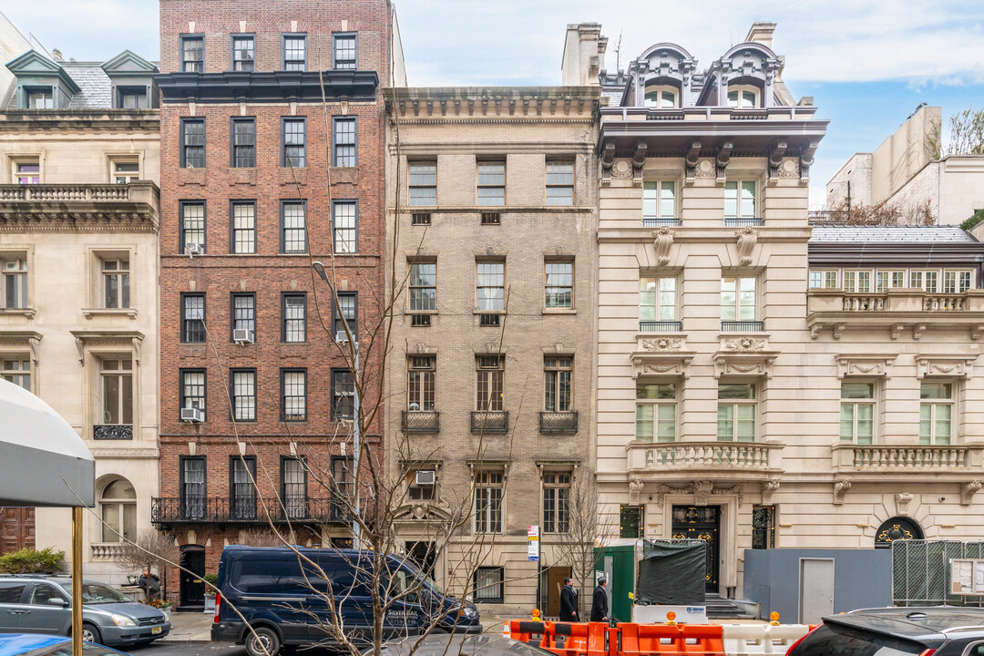 18 E 67th St in New York, NY - Building Photo