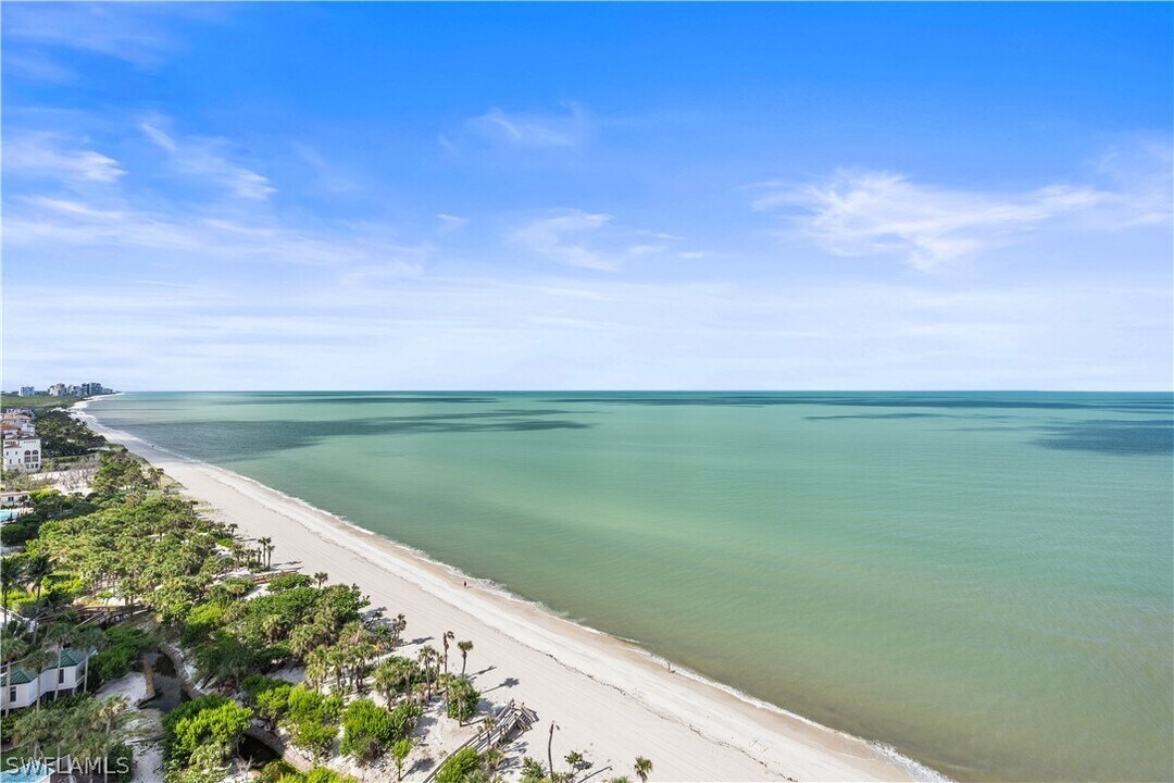 8231 Bay Colony Dr in Naples, FL - Building Photo