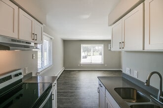 Poet Place Apartments in Riverview, MI - Foto de edificio - Building Photo