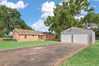 28792 Waller Gladish Rd in Waller, TX - Foto de edificio - Building Photo