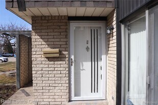 8256 Karam Blvd in Warren, MI - Building Photo