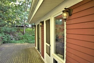 4 Split Timber Pl in Greenwich, CT - Building Photo - Building Photo