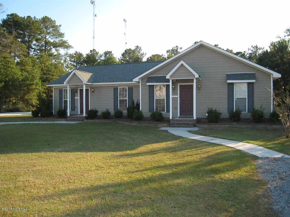 129 Starling Rd in Hubert, NC - Building Photo