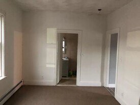 635 Fall River Ave, Unit 2B in Seekonk, MA - Building Photo