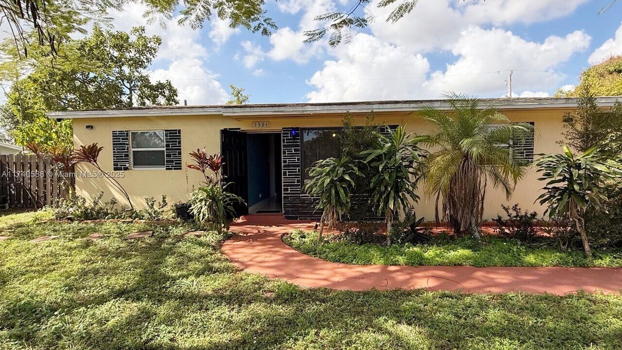 1321 NW 50th Ave-Unit -A in Lauderhill, FL - Foto de edificio