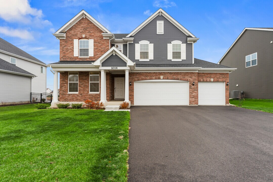 1014 Dr John Burkey Dr in Algonquin, IL - Building Photo