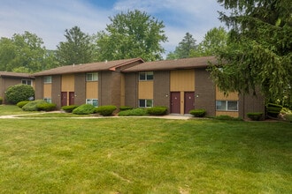 Woodside Village Apartments in Valparaiso, IN - Building Photo - Building Photo