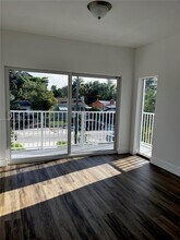 37 NW 70th St-Unit -B in Miami, FL - Foto de edificio - Building Photo