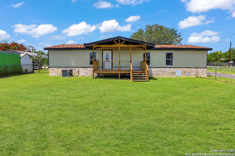 106 Co Rd 5600 in Castroville, TX - Building Photo - Building Photo