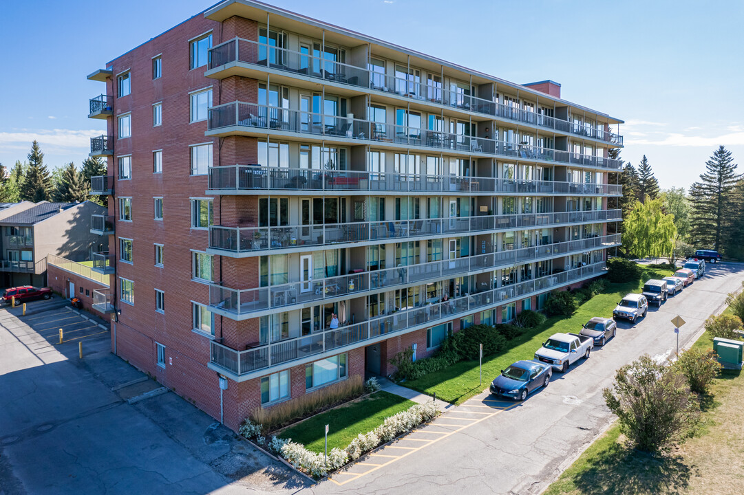 Devonshire House in Calgary, AB - Building Photo