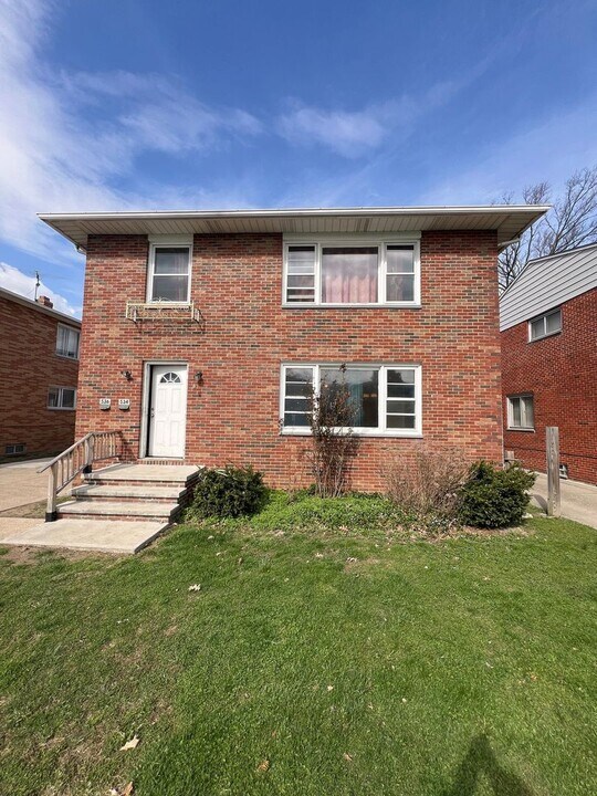 534 E 208th St in Euclid, OH - Foto de edificio