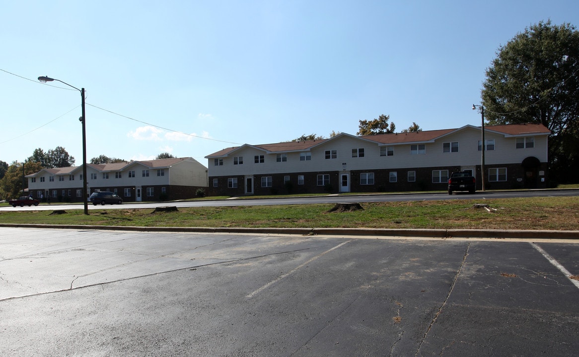 Oak Village Apartments in Graham, NC - Foto de edificio