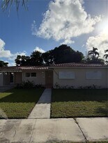 11601 NW 58th Pl in Hialeah, FL - Building Photo