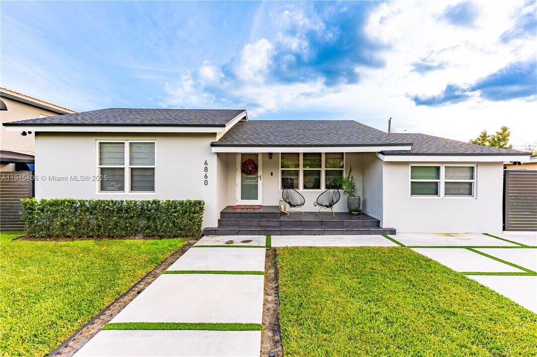 6860 SW 37th St in Miami, FL - Building Photo