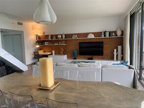 1000 Venetian Way in Miami Beach, FL - Building Photo - Building Photo