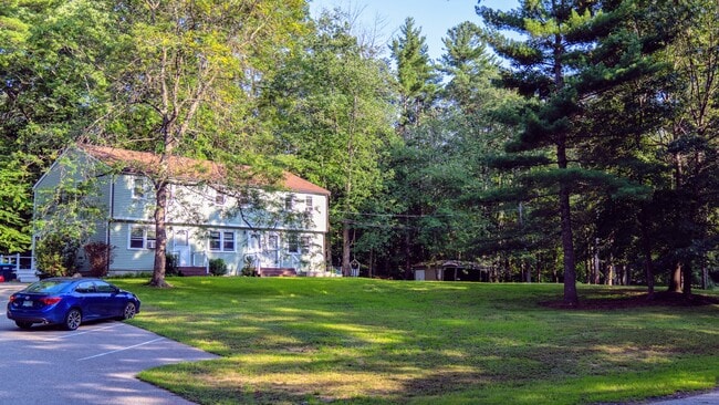 2 Linda Ln, Unit 2 in Stratham, NH - Foto de edificio - Building Photo