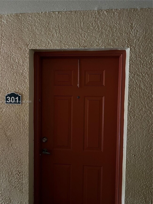 2548 Centergate Dr in Miramar, FL - Building Photo - Building Photo