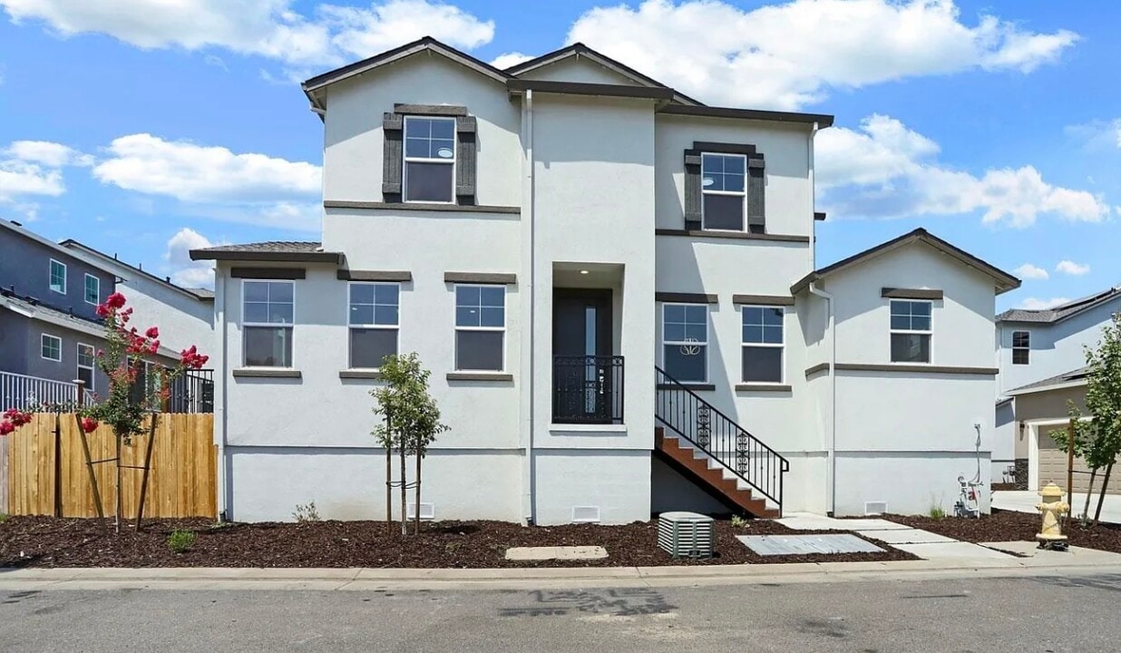 1673 Bella Lago Dr in Stockton, CA - Building Photo