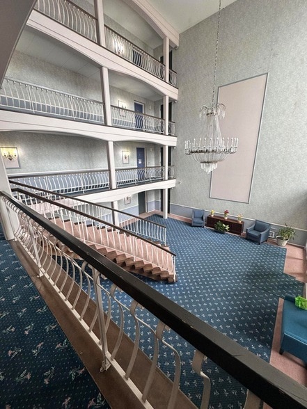 8750 Harrison Ave, Unit 213 in Munster, IN - Foto de edificio - Building Photo