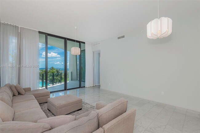 2821 S Bayshore Dr in Miami, FL - Foto de edificio - Building Photo