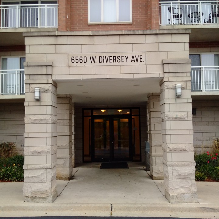 6560 W Diversey Ave, Unit 211 in Chicago, IL - Building Photo