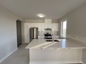 303 Trammel Rd in Ottawa, ON - Building Photo - Building Photo