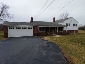 6694 Boneta Rd in Medina, OH - Foto de edificio - Building Photo