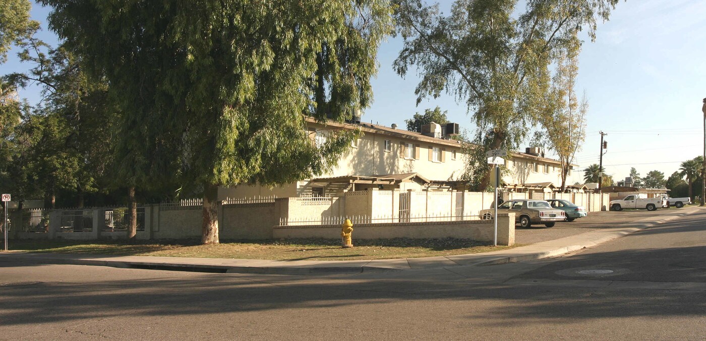 Casa Blanca Villa in Phoenix, AZ - Building Photo