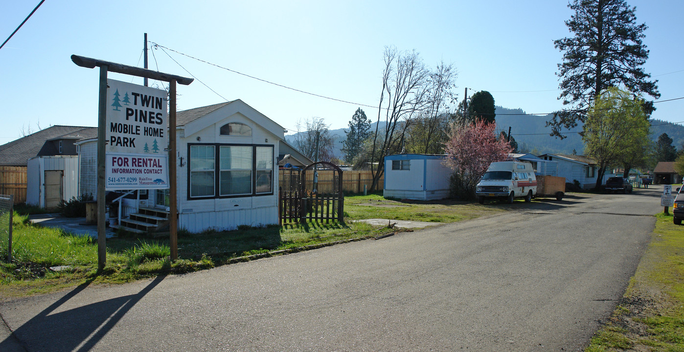 1220 W Central Ave in Sutherlin, OR - Building Photo