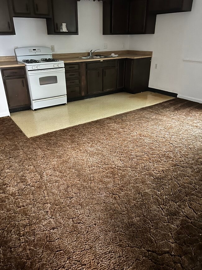 613 Countyline St, Unit RANCH APARTMENT in New Castle, PA - Foto de edificio - Building Photo
