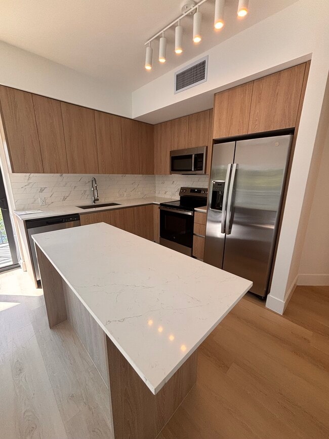 2596 NE 182nd Ter, Unit A2 in North Miami Beach, FL - Foto de edificio - Building Photo