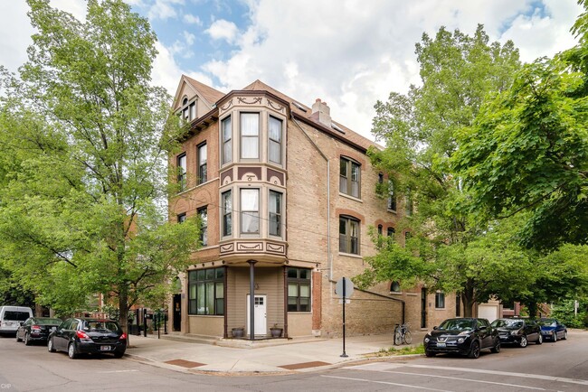 Charleston 2054 W in Chicago, IL - Foto de edificio - Building Photo