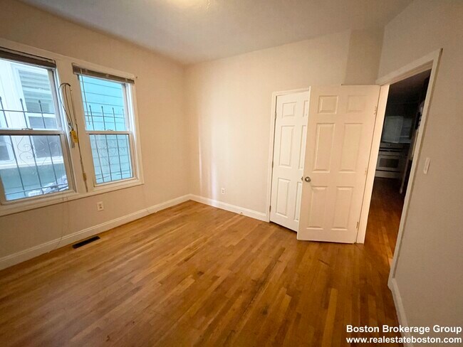 733 Parker St, Unit 1 in Boston, MA - Foto de edificio - Building Photo