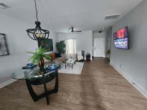 Room in Townhome on Freeze Ave NW in Concord, NC - Foto de edificio - Building Photo