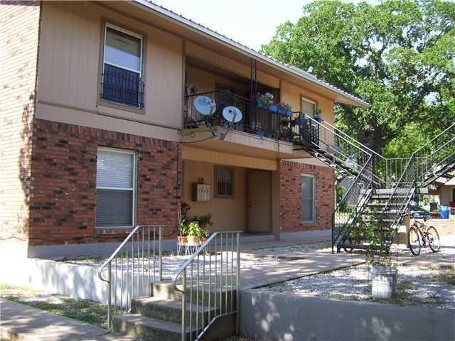 208 N Vandeveer St in Burnet, TX - Foto de edificio