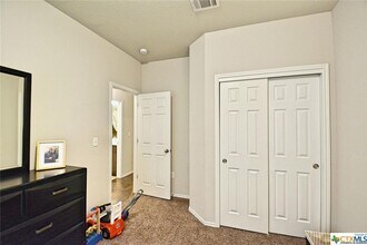 362 Limerick Rd in Buda, TX - Foto de edificio - Building Photo