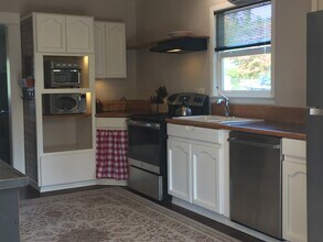 4114 SE View Acres Rd in Milwaukie, OR - Foto de edificio - Building Photo