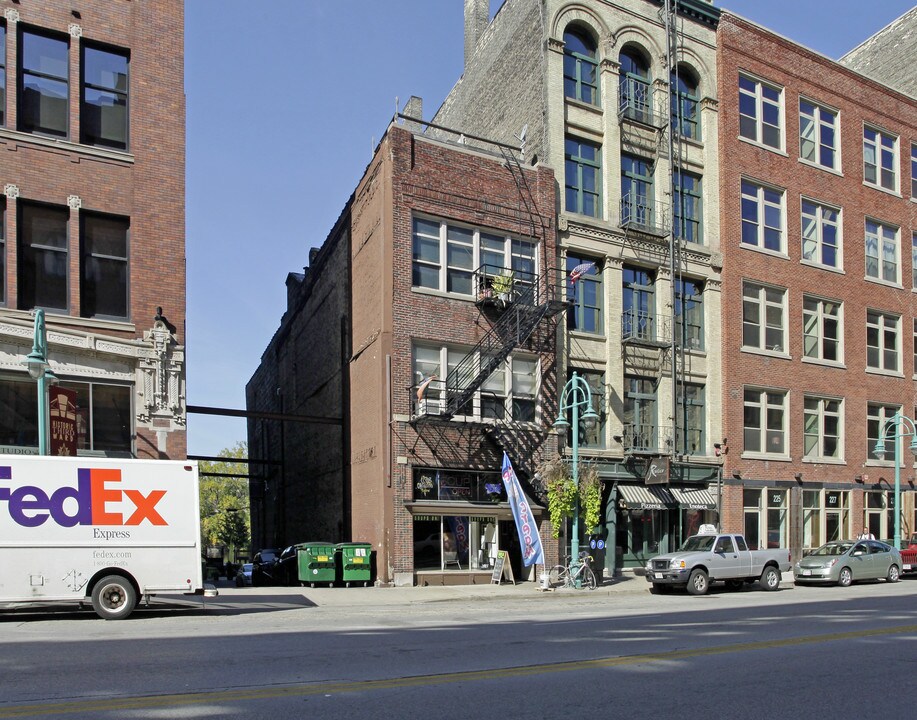 221 N Water St in Milwaukee, WI - Building Photo