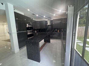 10003 NW 89th Ter in Doral, FL - Building Photo - Building Photo