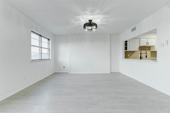 2135 Casa Rio Cir in Dickinson, TX - Building Photo - Building Photo