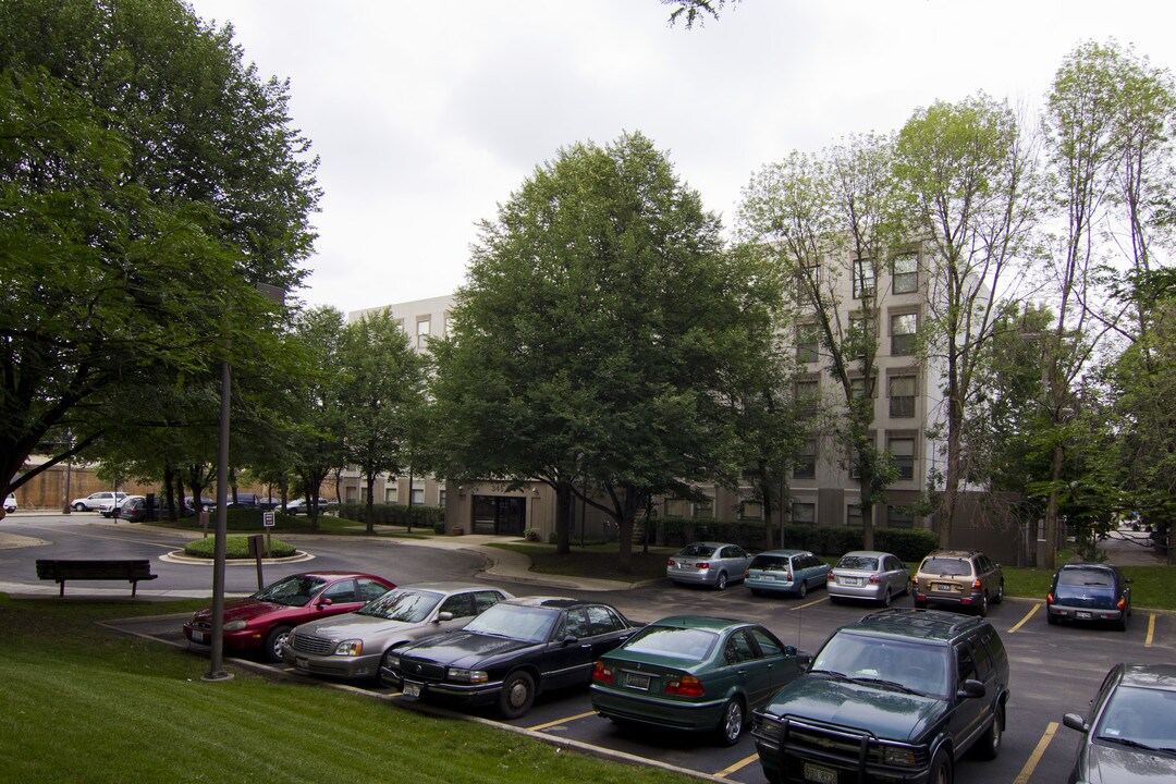 Corcoran Place Apartments - 62 & Over in Chicago, IL - Foto de edificio