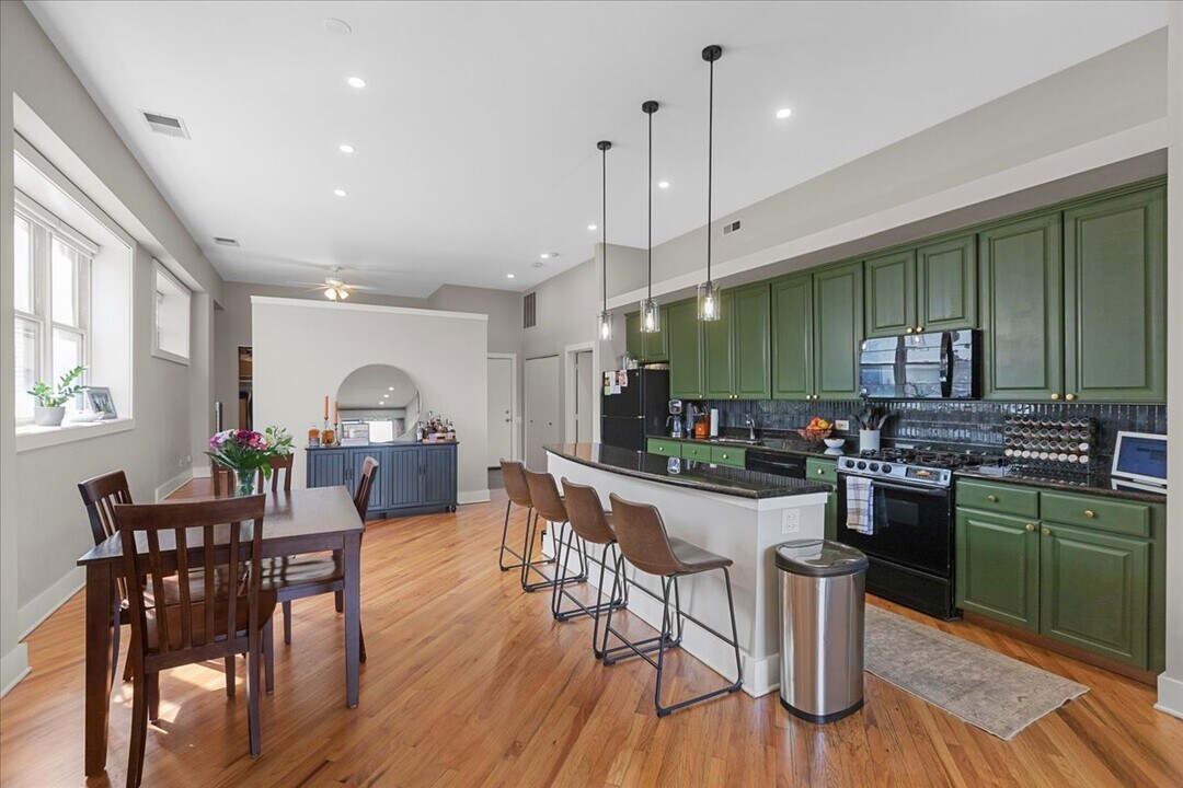 2533 N Ashland Ave, Unit 2D in Chicago, IL - Building Photo