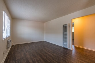 Stonebrook Apartments in Sacramento, CA - Building Photo - Interior Photo