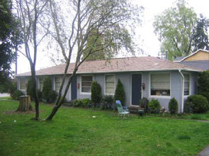 Puyallup Courtyard Apartments in Puyallup, WA - Building Photo - Building Photo