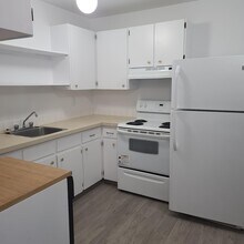 161 Roseland Vlg NW in Edmonton, AB - Building Photo - Building Photo