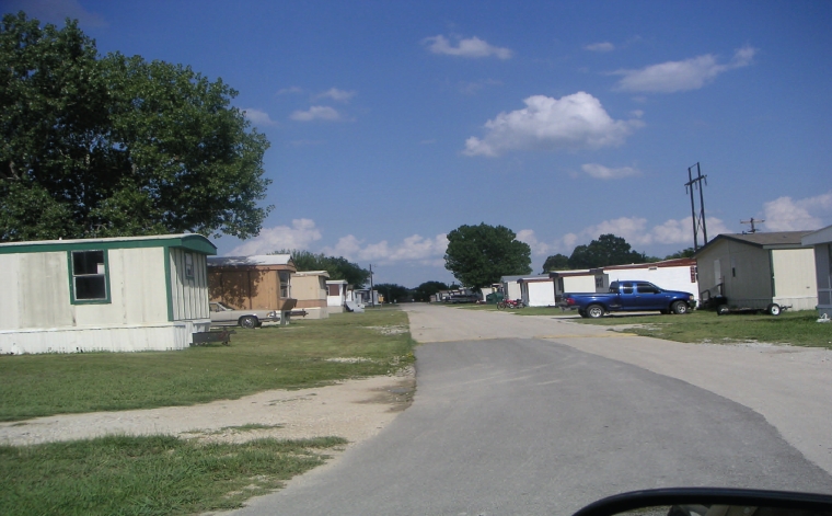 Marian's Mobile Home Park in Sanger, TX - Foto de edificio