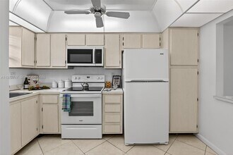 3300 W Rolling Hills Cir in Davie, FL - Building Photo - Building Photo