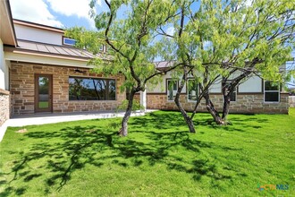 305 Fire Dance in Horseshoe Bay, TX - Foto de edificio - Building Photo